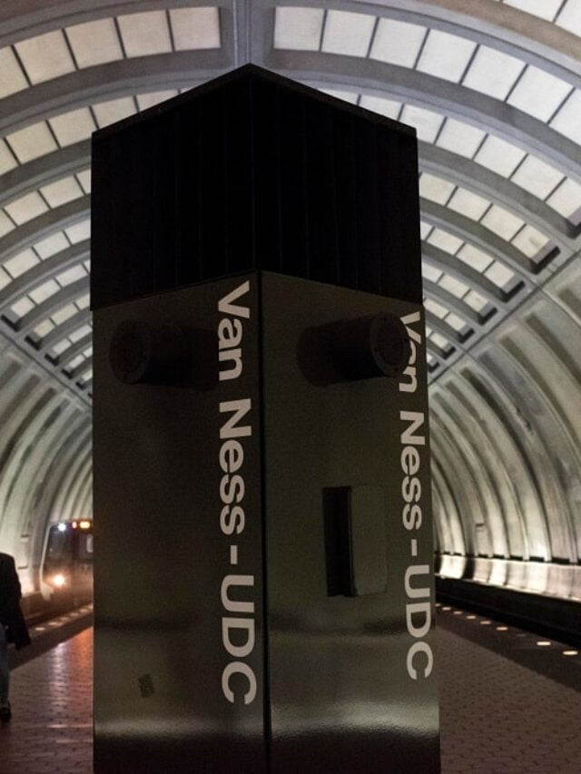 Metro temporarily suspends Red Line from Van Ness to Farragut North